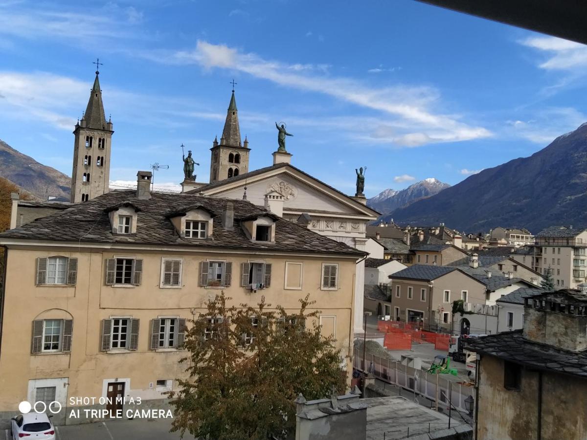 Un Oeil Sur La Cathedrale Apartment Aosta Luaran gambar